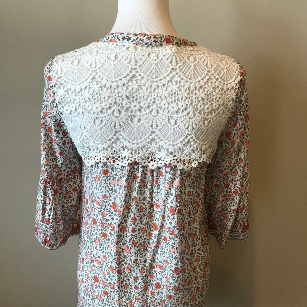 Boho chic flowered mini dress